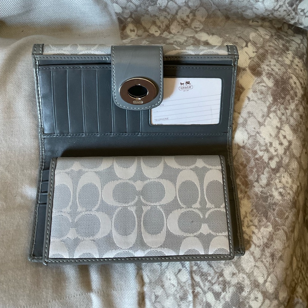 Coach Checkbook Wallet 🎀 - Picture 3 of 4